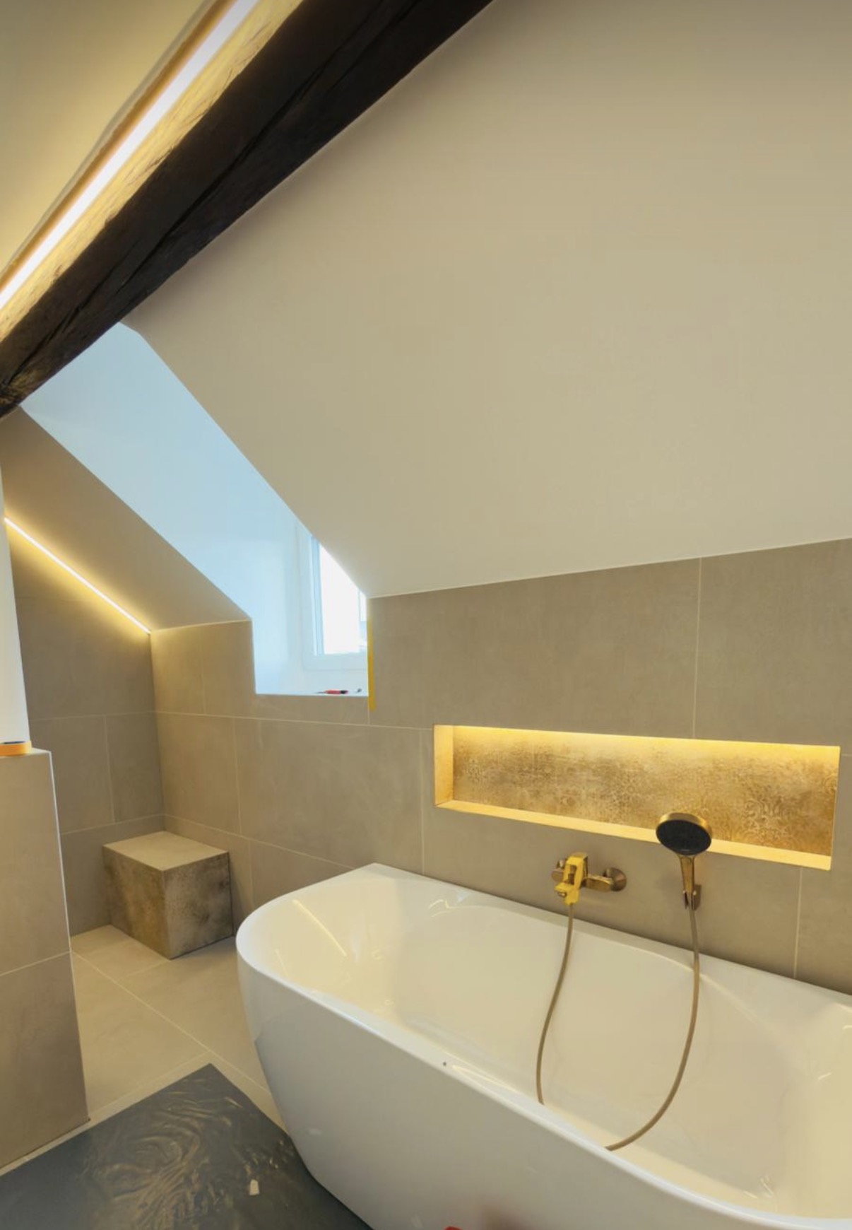 LED-Lichtvoute um freistehende Badewanne im Dachgeschoss