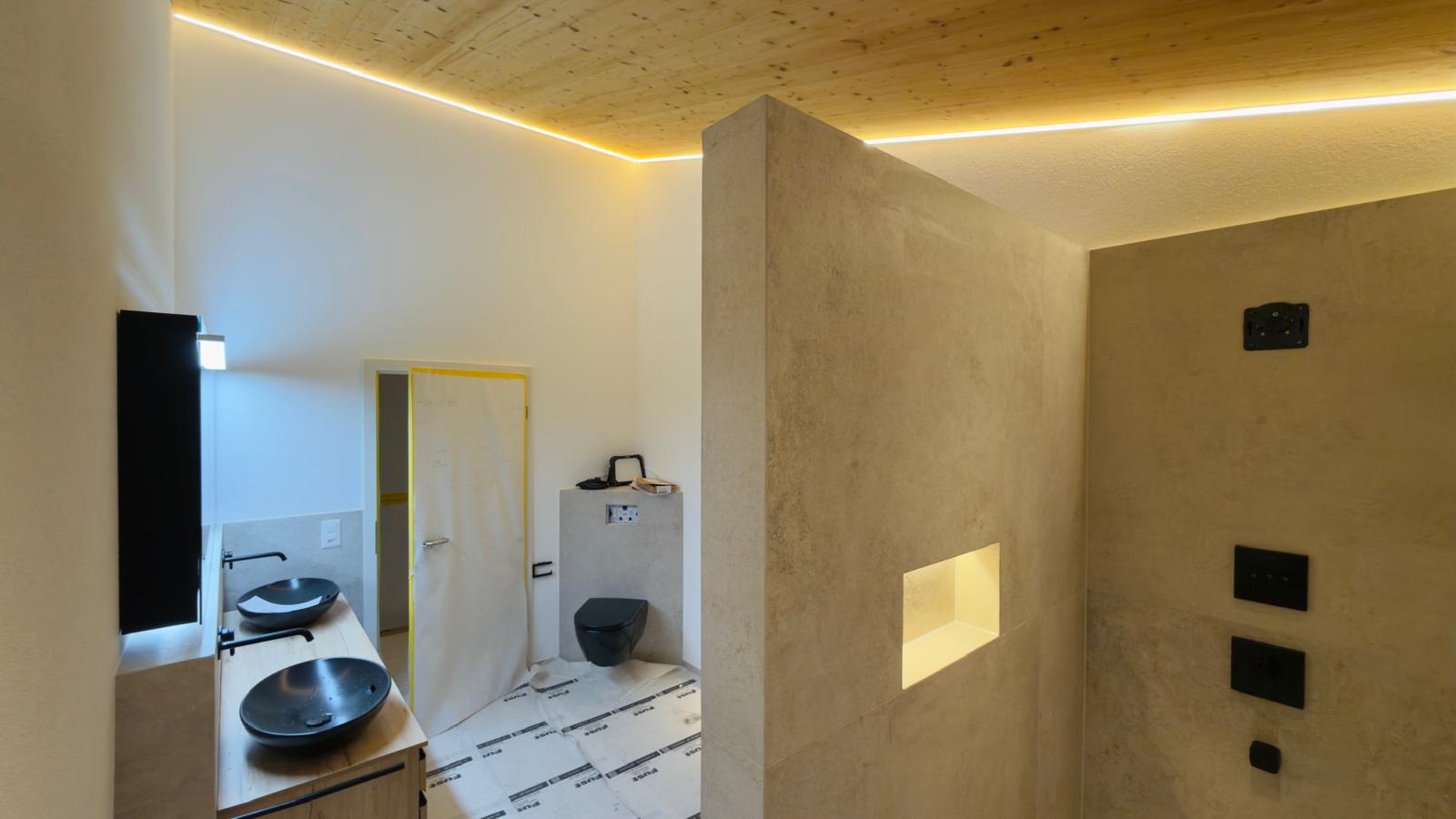 Badsanierung mit LED-Deckenvoute und Elektroinstallation im Rohbau